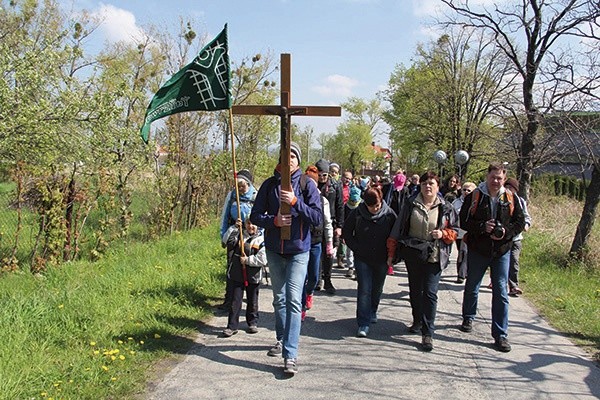 ▲	Dobre buty, coś przeciwdeszczowego, trochę prowiantu i woda – to niezbędnik idącego na Ślężę.