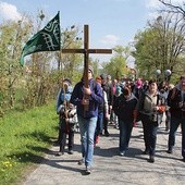 ▲	Dobre buty, coś przeciwdeszczowego, trochę prowiantu i woda – to niezbędnik idącego na Ślężę.