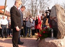 Krzysztof Jan Kaliński (po lewej) i Michał Trzoska oddają hołd ofiarom katastrofy