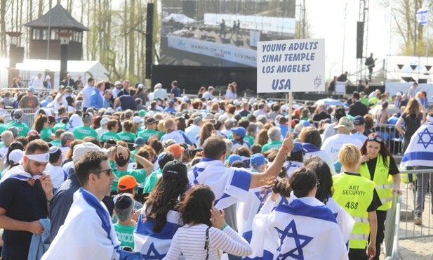 Żywi wołają w Auschwitz: Nigdy więcej!