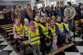Przy relikwiach modliły się m.in. dzieci z katolickiego przedszkola "Faustynka"