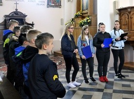 Uczniowie szkoły podstawowej w Zambskach przy relikwiach swego patrona