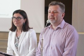 Monika i Marcin Gajdowie, rodzice czwórki dzieci, są terapeutami i autorami bestsellerowych książek