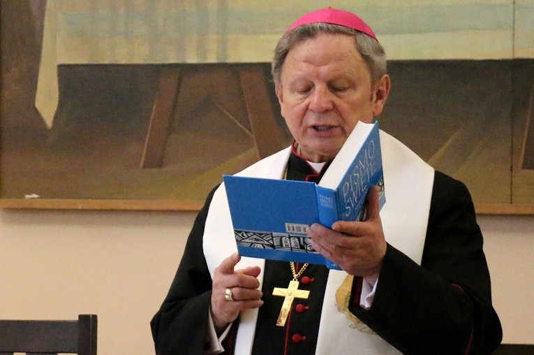 Bp Henryk zachęca, by ten czas zaowocował indywidualnym i wspólnotowym pochylaniem się nad Biblią