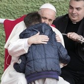 Zapłakany chłopiec w objęciach papieża: Czy mój tata jest w niebie?