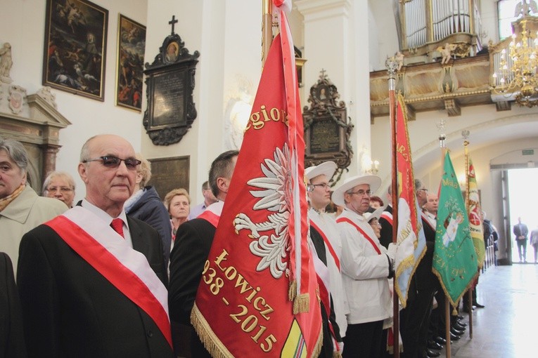 Poczty sztandarowe podczas Mszy św. Na pierwszym planie - szef łowickiego koła pszczelarzy