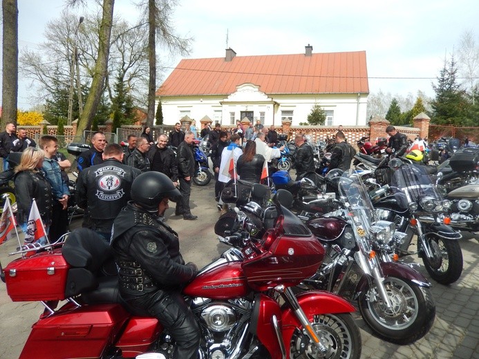 Ok. 300 motocyklistów wzięło udział w inauguracji sezonu w Tłuchowie