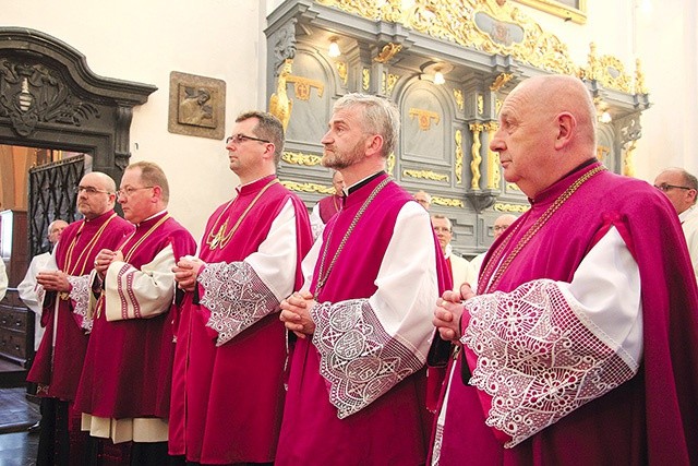 Od prawej: ks. Stanisław Majkut, ks. Mirosław Romanowski, ks. Piotr Krzyszkowski, ks. Jerzy Swędrowski i ks. Piotr Jankowski.