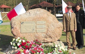 ◄	Przy obelisku stoją Piotr Kacprzak i autor projektu Jacek Szpak.