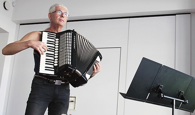 Jacek Langiewicz jest muzykiem i postanowił podzielić się swoim talentem z sąsiadami.