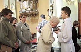 Członkowie margaretek uczcili relikwie św. Jana z Kęt.