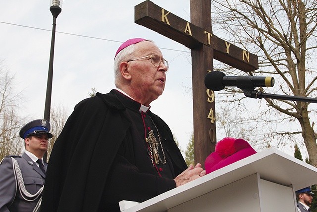 ▲	W intencji pomordowanych modlił się bp Paweł Socha.