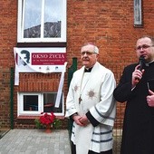 ▲	Bp Edward Dajczak 15 kwietnia pobłogosławił okno dające szansę na uratowanie człowieka.