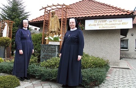▲	Siostry Ryszarda Chlipała (z lewej) i Wiolancja Rożek przed figurą bł. Edmunda i domem zakonnym w Skrzyszowie.
