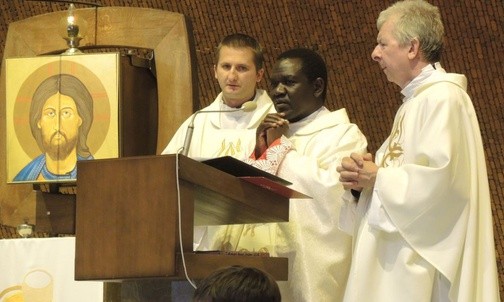 Misjonarze: ks. Piotr Koszyk, ks. Grzegorz Drewniak i bp Renatus Nkwande