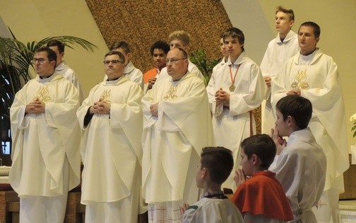 Duszpasterze podczas uroczystej Eucharystii z misjonarzami w Aleksandrowicach
