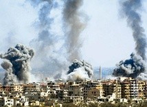 Dlaczego od 7 lat społeczność międzynarodowa nie jest w stanie zakończyć wojny w Syrii? Na zdjęciu: Duma płonąca po jednym z ataków syryjskiej armii.