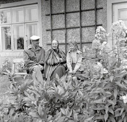 Zofia Kossak (w środku) z mężem Zygmuntem Szatkowskim i Marią Cybulską, w Górkach Wielkich, przed domkiem ogrodnika w 1960 roku.