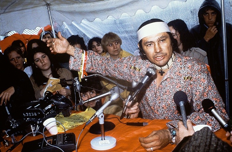 Russell Means, samozwańczy przywódca duchowego odrodzenia Indian.