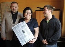Zaangażowani w akcję "Makulatura na misje": Konrad Łoś, Maria Froncz i Jan Zacharejko zachęcają do pomocy misjom w Ameryce Południowej