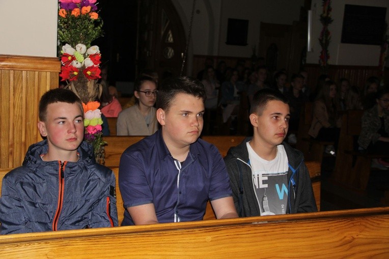 Dekanalne czuwanie młodzieży w Marcinkowicach
