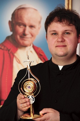Relikwie św. Jana Pawła II towarzyszą ks. Łukaszowi Urbankowi w jego pracy duszpasterskiej. 