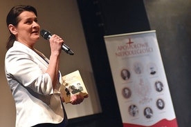 Jolanta Hajdasz podczas prezentacji bohatera swojego filmu w sali teatralnej Świdnickiego Ośrodka Kultury.