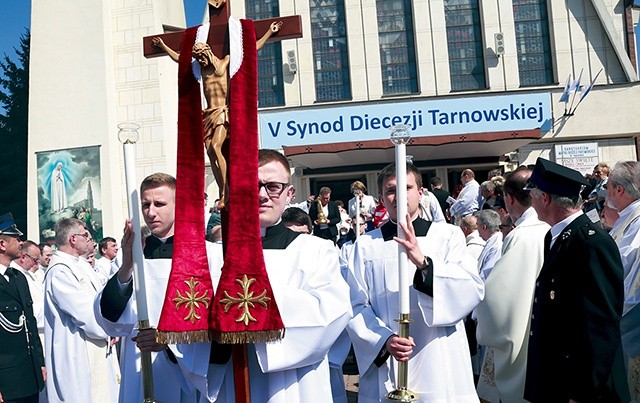 	Procesja wyruszyła z kościoła  pw. MB Fatimskiej  do tarnowskiej katedry.