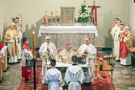 Biskup Rudolf Pierskała z kapłanami i diakonami stałymi z trzech diecezji.