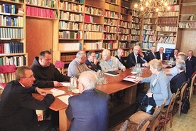 Posiedzenie rady nadzorczej w bibliotece klasztornej.