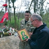 Rodziny zamordowanych wręczyły prof. Szwagrzykowi ikonę Matki Bożej Grudzienieckiej wraz z błogosławieństwem.