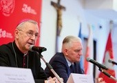 Przewodniczący KEP abp Stanisław Gądecki i wicepremier Jarosław Gowin podczas konferencji.