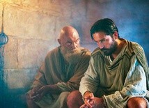 Paweł Apostoł (James Faulkner) i św. Łukasz (Jim Caviezel) w więziennej celi.