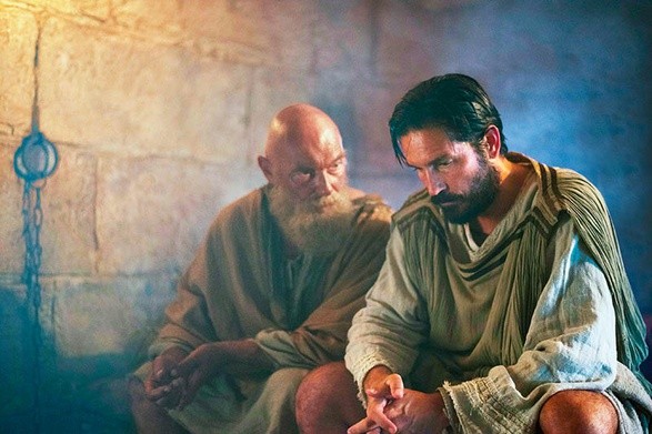 Paweł Apostoł (James Faulkner) i św. Łukasz (Jim Caviezel) w więziennej celi.