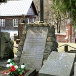 „Skonał, grając na lirze” – taki napis widnieje na pomniku Syrokomli na cmentarzu Na Rossie.