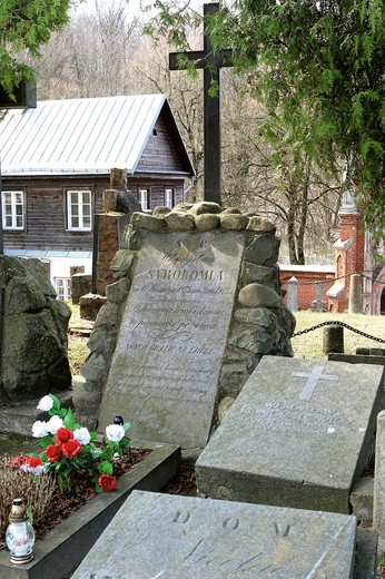 „Skonał, grając na lirze” – taki napis widnieje na pomniku Syrokomli na cmentarzu Na Rossie.