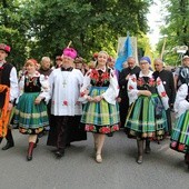 Pątnicy w strojach łowickich z bp. Józefem Zawitkowskim