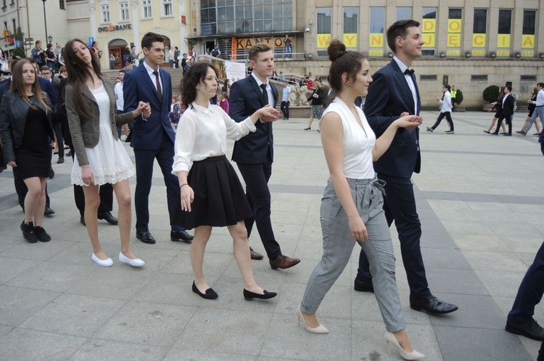 Polonez maturzystów na pl. Chrobrego w Bielsku-Białej