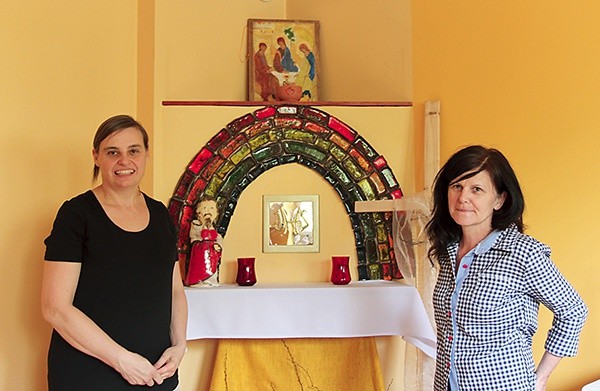 Agnieszka (z lewej) i Małgosia w kaplicy.