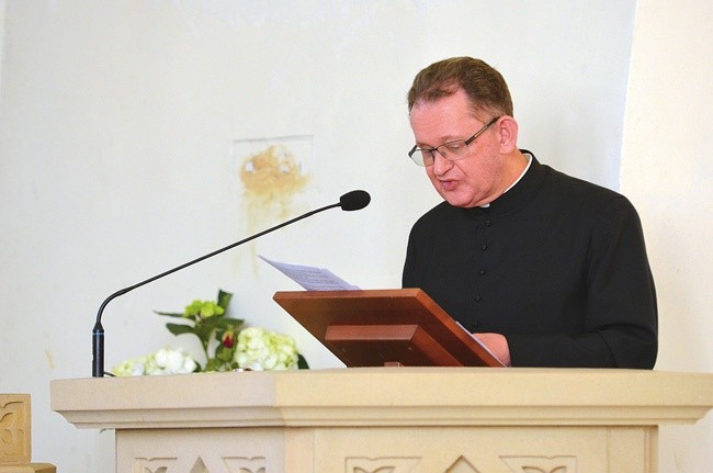 Ks. Aleksander Radecki w czasie głoszenia konferencji.