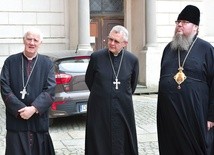 Biskupi tuż przed zwiedzaniem świdnickiej katedry.
