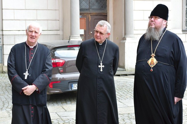 Biskupi tuż przed zwiedzaniem świdnickiej katedry.