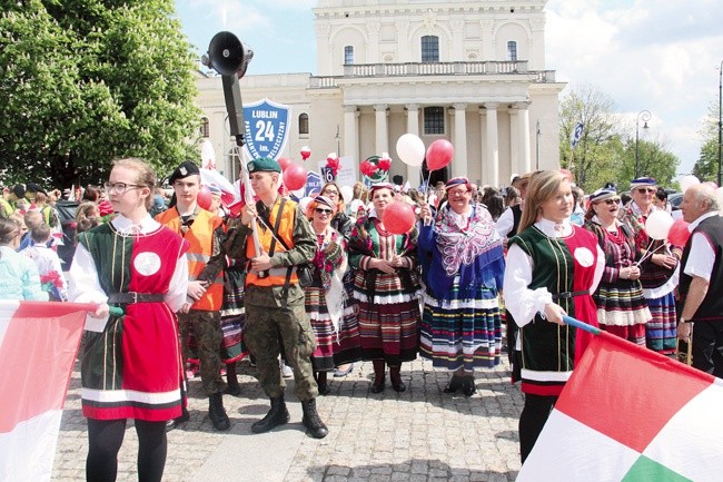 Korowód z elementami barw narodowych połączył generacje.