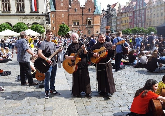 Gitarowy rekord Guinnessa pobity. Pomogli franciszkanie!