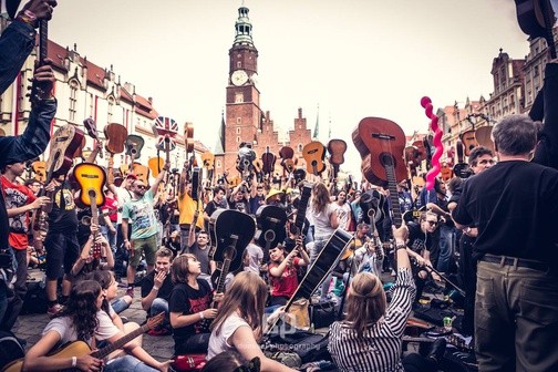 Gitarowy rekord Guinnessa pobity. Pomogli franciszkanie!