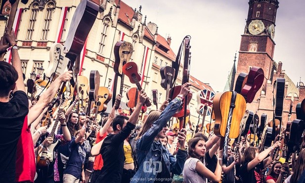 Gitarowy rekord Guinnessa pobity. Pomogli franciszkanie!