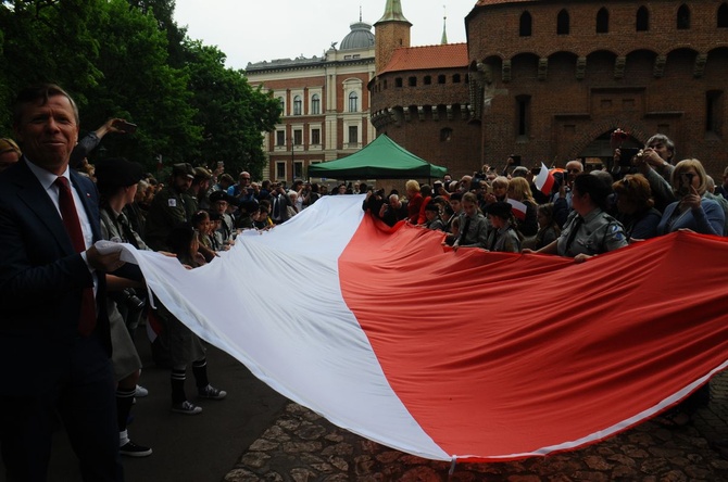 Bicie rekordu długości flagi narodowej Kraków 2018 - cz. 1