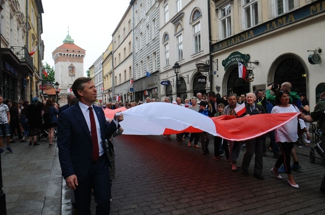 Bicie rekordu długości flagi narodowej Kraków 2018 - cz. 1