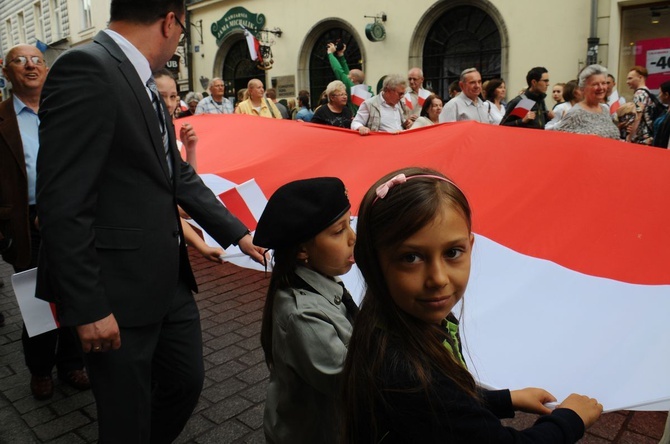 Bicie rekordu długości flagi narodowej Kraków 2018 - cz. 1