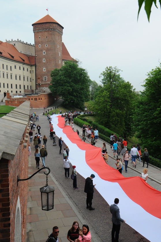 Bicie rekordu długości flagi narodowej Kraków 2018 - cz. 1